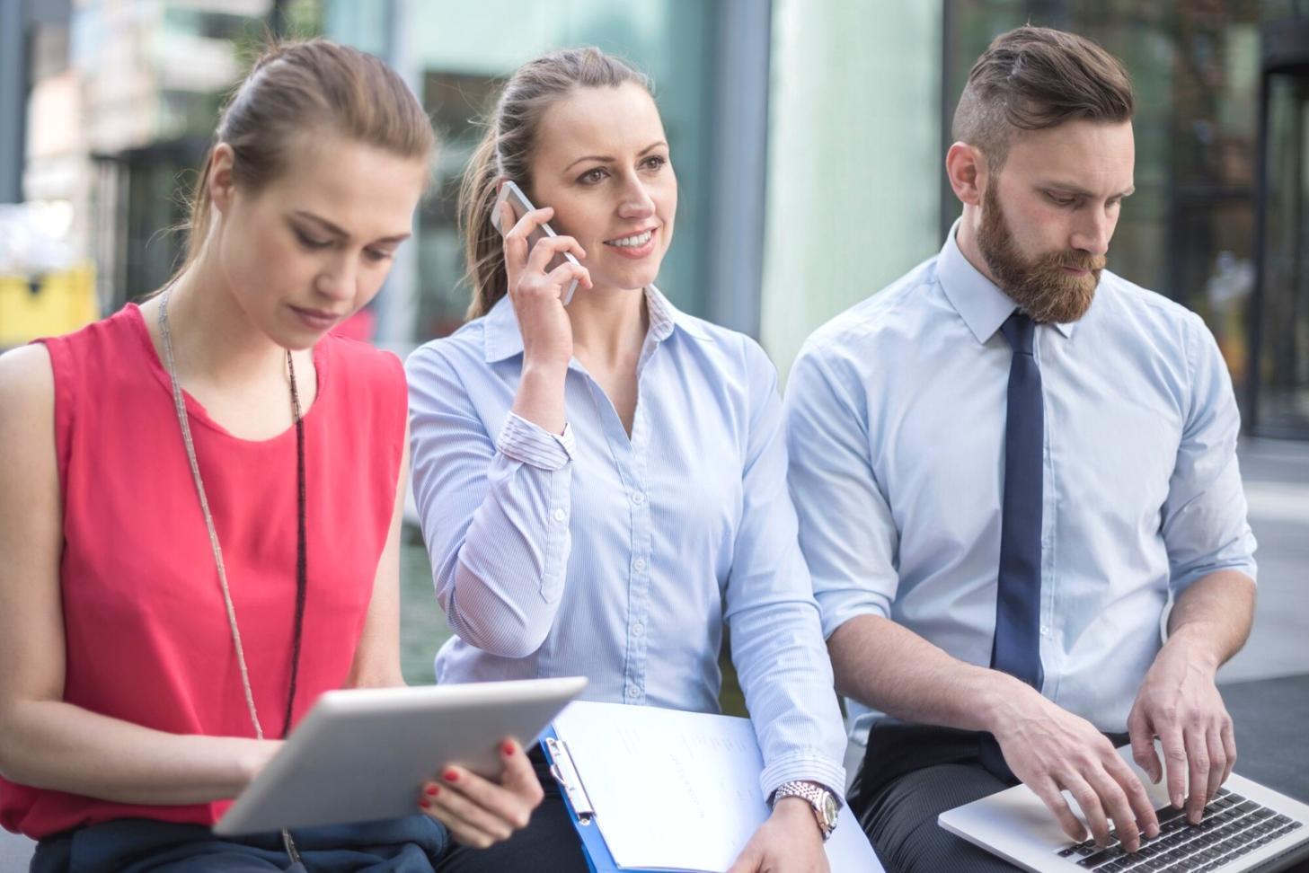 Teilnehmer arbeiten gemeinsam an Finanzprojekten in entspannter Atmosphäre
